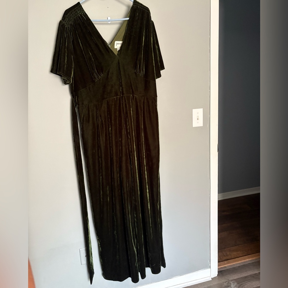 Elegant Green Velvet Jumpsuit - Picture 4 of 5